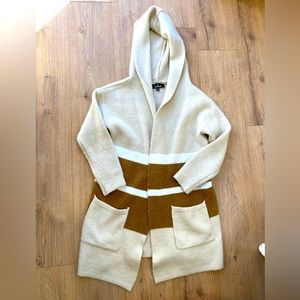 Lulu’s Cardigan! Warm beige and camel with 2 pockets and perfect hood 💛🧡🤍🤎